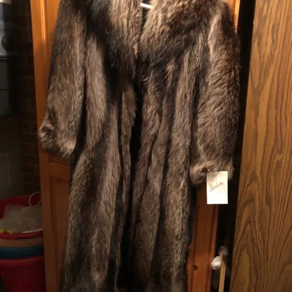 FUR COATS - Picture 7 of 9